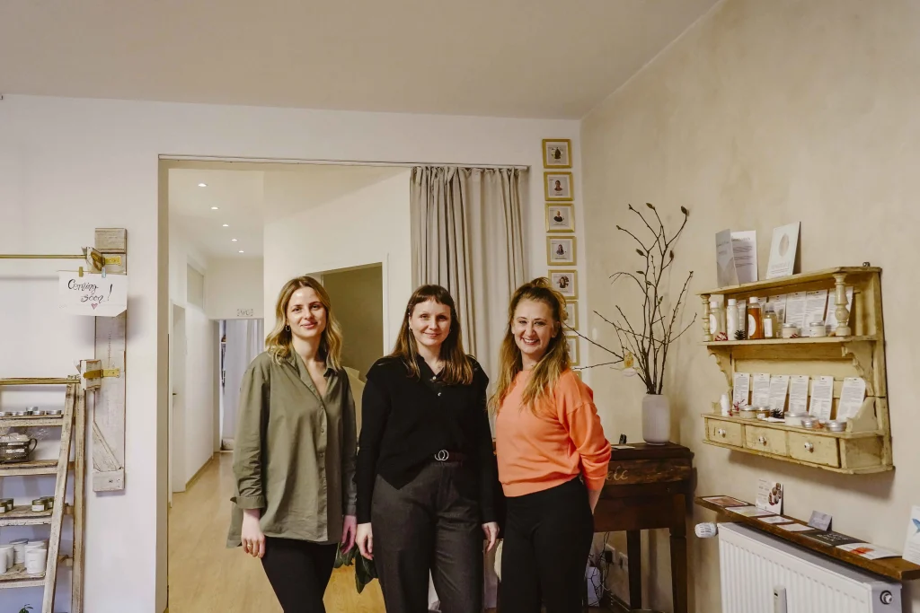 Drei Frauen posieren für ein Gruppenfoto